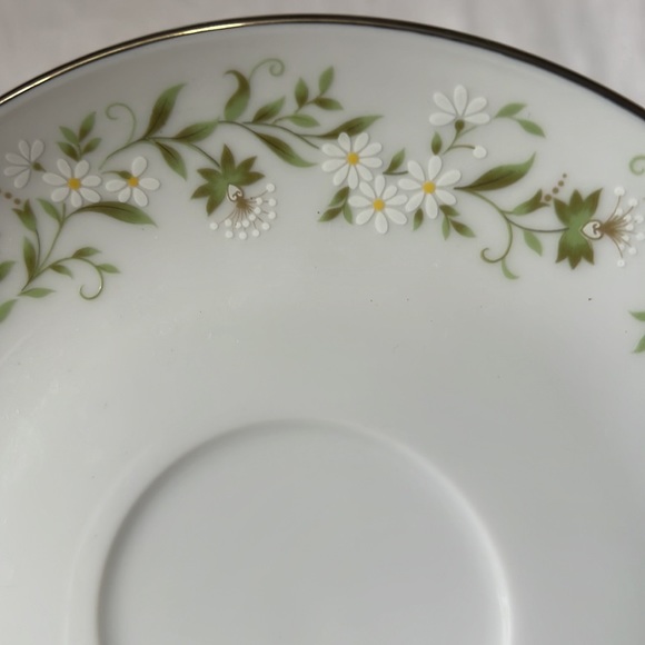 Mikasa Fine china M-7001 cup & saucer this is a set of 2cups and 2 saucers - Picture 2 of 5